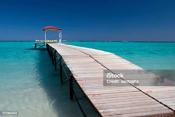 Pier In Tropischen Lagune Stockfoto und mehr Bilder von Anlegestelle - Anlegestelle, Architektur, Blau