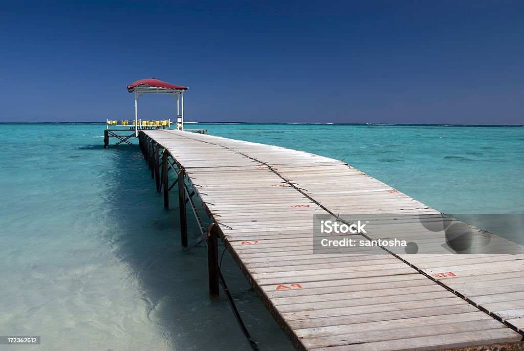 Píer em tropical lagoon - Foto de stock de Arquitetura royalty-free