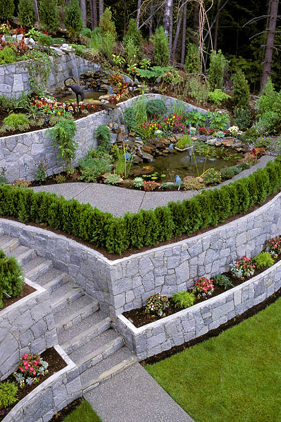 手入れの行き届いた庭園擁壁 - landscaped retaining wall wall stone ストックフォトと画像