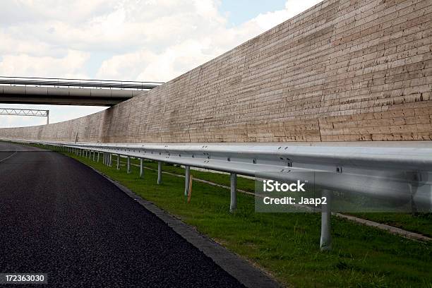 Grande Barreira De Proteção E Cercas De Madeira Holandeses Estrada Par Novo - Fotografias de stock e mais imagens de Alfalto