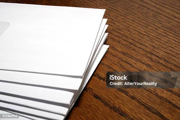 Envelopes - Fotografias de stock e mais imagens de Envelope - Envelope, Pilha - Arranjo, Secretária - Mobília