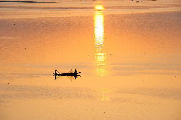 barco de pesca no lago kaptai momento ao nascer do sol - benglalese - fotografias e filmes do acervo