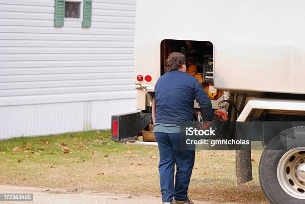 Fuelöl Stockfoto und mehr Bilder von Kleinlastwagen - Kleinlastwagen, Männer, Wohnhaus