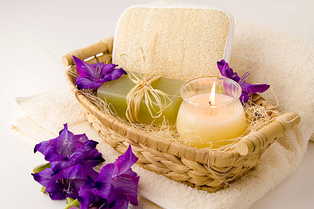 produits spa organiques - alternative therapy aromatherapy spa treatment candle photos et images de collection