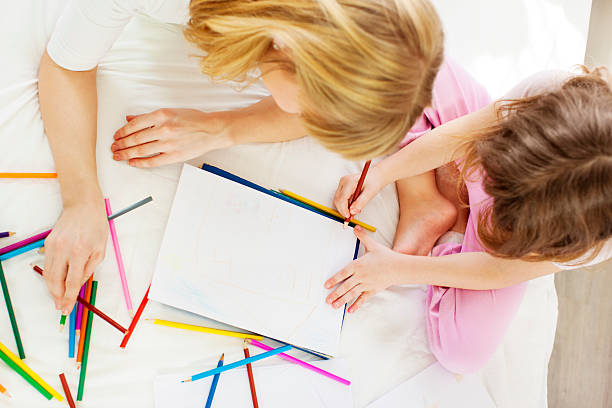 mãe e filha colorir no quarto. - mulher jovem desenho adulto livro de colorir em casa - fotografias e filmes do acervo