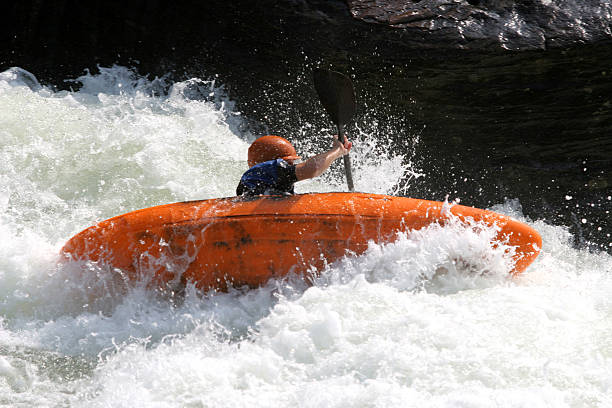 inclinar - white water atlanta kayak rapid kayaking - fotografias e filmes do acervo