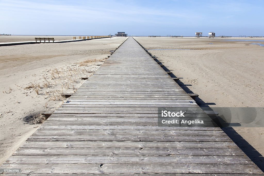 Долгий путь к пляжу, Sankt Peter-Ording, Германия - Стоковые фото Без людей роялти-фри