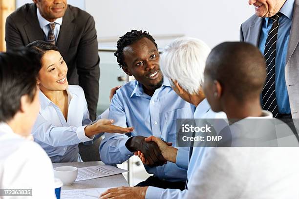 Bem Sucedidos Empresários Agitando As Mãos Fazendo Um Acordo Necessário - Fotografias de stock e mais imagens de Acordo