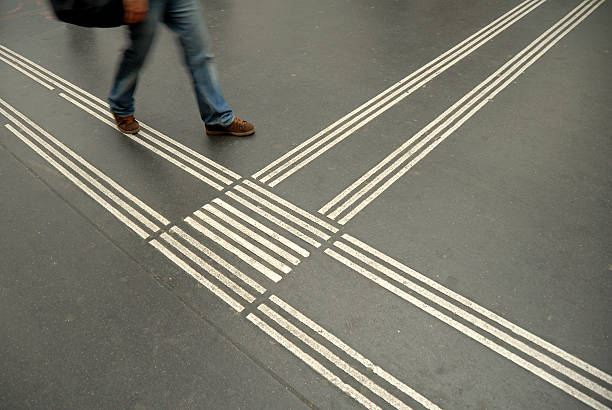 pendler beine zu fuß am bahnhof - dividing line single line striped in a row stock-fotos und bilder