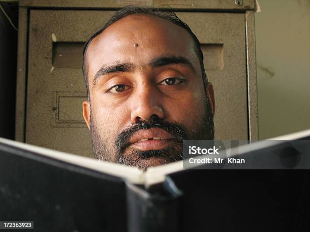 Asiatischen Mann Stockfoto und mehr Bilder von Buch - Buch, Schnurrbart, Abgeschiedenheit