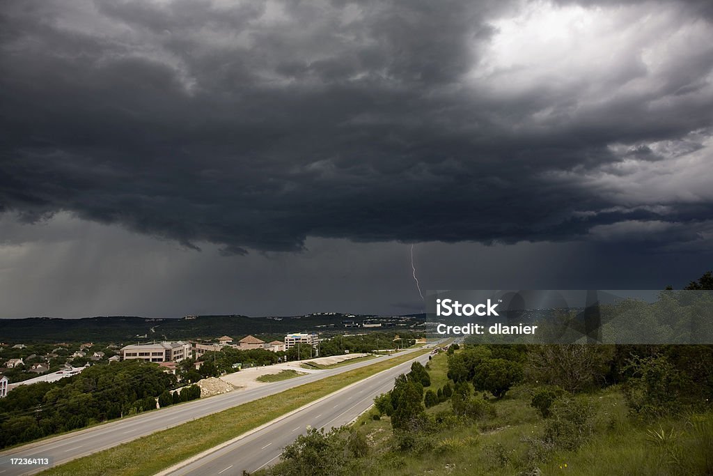 L'approche de la tempête au-dessus de l'autoroute - Photo de Ciel changeant libre de droits