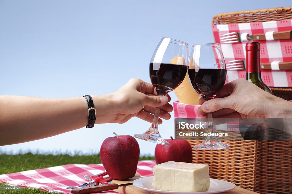 Coppia avendo un Picnic - Foto stock royalty-free di Cesta regalo