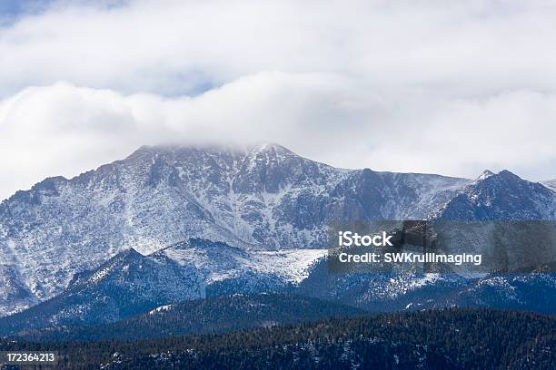 Pikes Peak - zdjęcia stockowe i więcej obrazów Bez ludzi - Bez ludzi, Bór sosnowy, Chmura