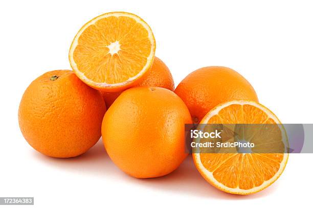 Photo libre de droit de Gros Plan Studio Photo De 5 Oranges Sur Fond Blanc banque d'images et plus d'images libres de droit de Orange - Fruit - Orange - Fruit, Objet ou sujet détouré, Orange - Couleur