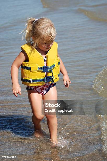 Andar Na Praia - Fotografias de stock e mais imagens de 2-3 Anos - 2-3 Anos, América do Norte, Andar