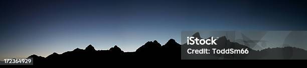 Silhouette Del Grand Teton - Fotografie stock e altre immagini di Sagoma - Controluce - Sagoma - Controluce, Parco Nazionale del Grand Teton, Ambientazione esterna