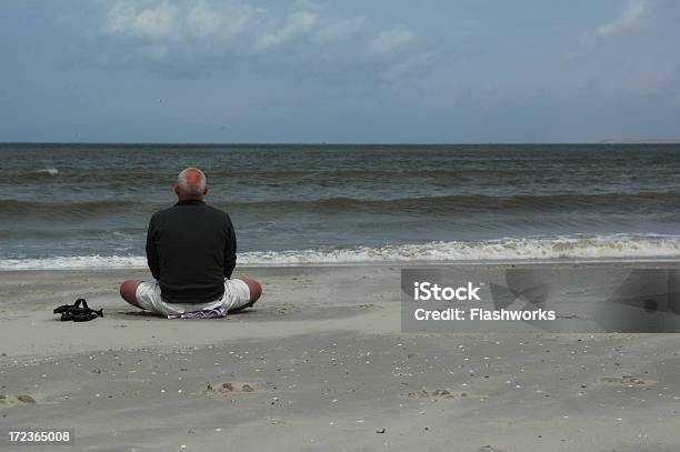 Photo libre de droit de Méditer Homme Âgé De 2 banque d'images et plus d'images libres de droit de Méditer - Méditer, Personnes masculines, Prise de vue en extérieur