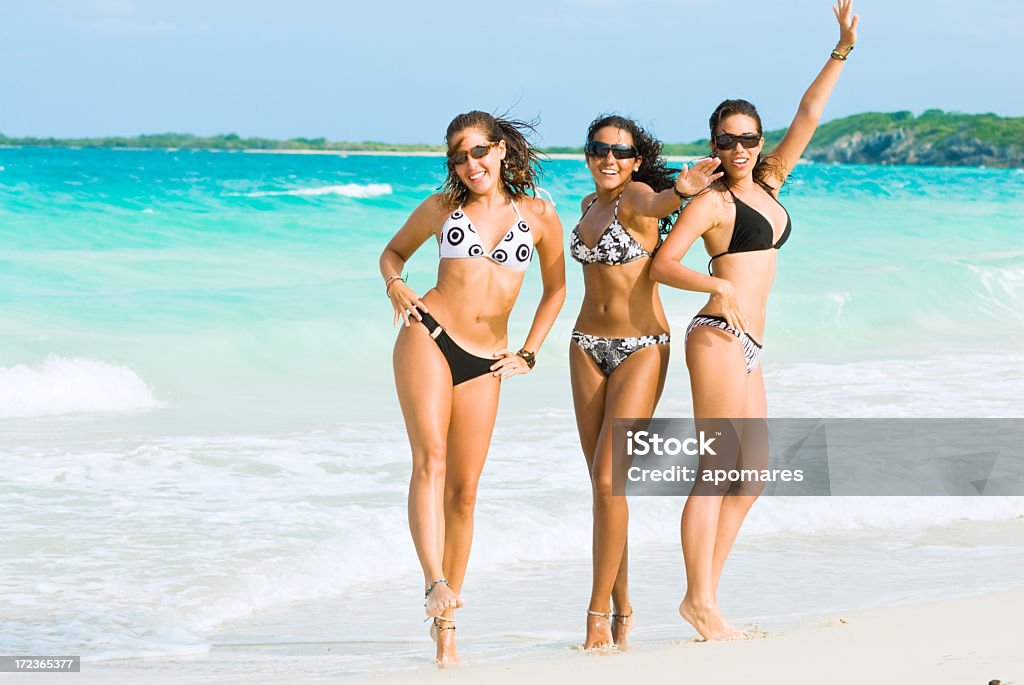 Молодые женщины, танцы на пляже - Стоковые фото Женщины роялти-фри