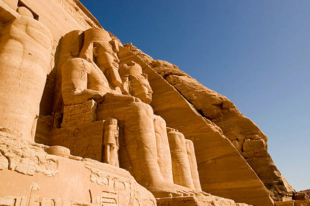 abu simbel templo - sentinels of the tomb fotografías e imágenes de stock