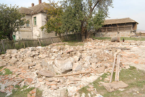 house démoli - corncrib photos et images de collection