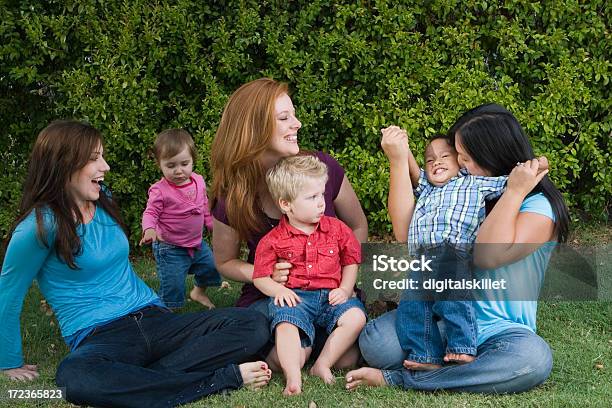 Photo libre de droit de Placer Les Enfants banque d'images et plus d'images libres de droit de Adulte - Adulte, Adulte d'âge moyen, Amitié