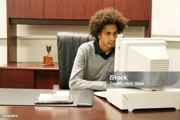 Un Hombre De Negocios En El Trabajo Foto de stock y más banco de imágenes de Aprendiz - Aprendiz, Hombres jóvenes, Oficina