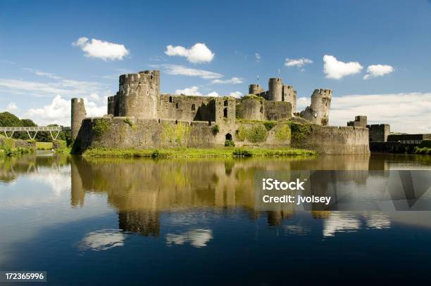 Caerphilly Castle Stockfoto und mehr Bilder von Caerphilly Castle - Caerphilly Castle, Schlossgebäude, Wassergraben