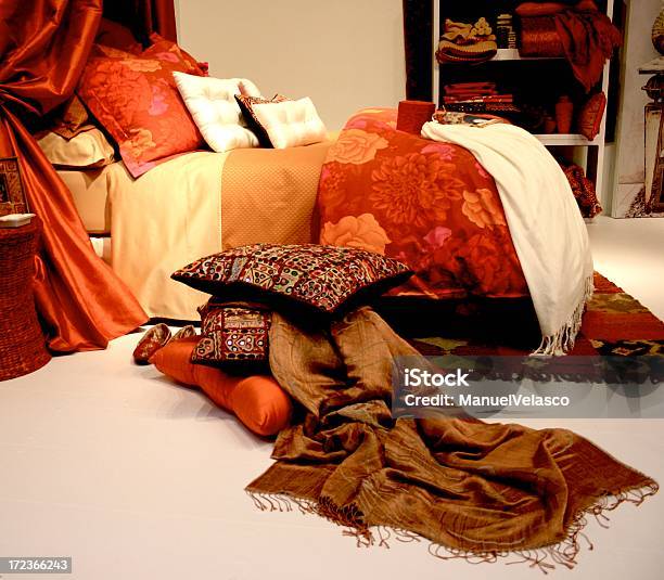 Exótico Quarto De Dormir - Fotografias de stock e mais imagens de Almofada - Roupa de Cama - Almofada - Roupa de Cama, Amarelo, Cama