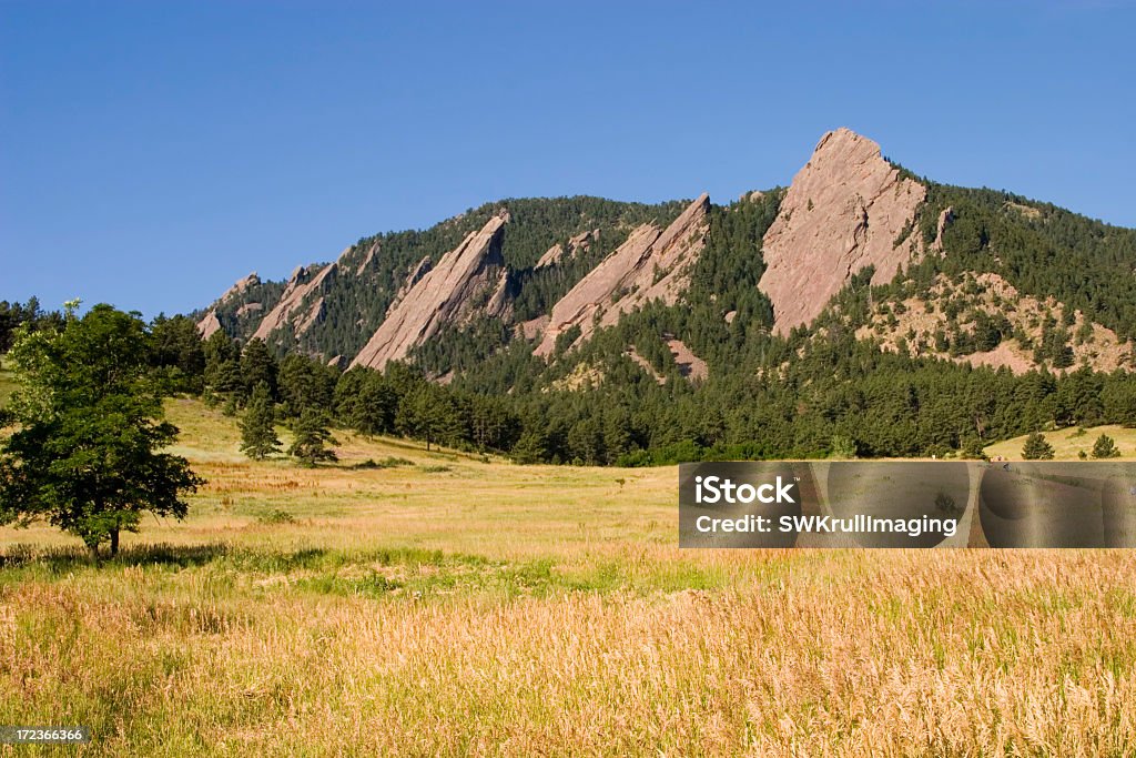 Flatirons в расстояние - Стоковые фото Колорадо роялти-фри