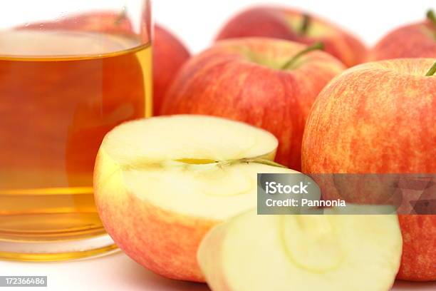 Foto de Maçãs E Suco De Maçã e mais fotos de stock de Bebida - Bebida, Bebida não alcoólica, Beleza