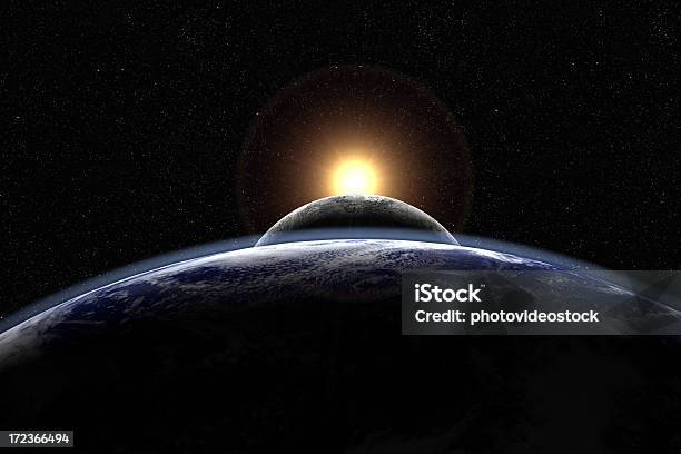 Sole Luna E Terra In Linea Visibile Con Starfield - Fotografie stock e altre immagini di Paesaggio lunare