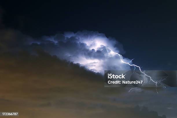 Foto de Trovoada e mais fotos de stock de Ambiente dramático - Ambiente dramático, Chuva, Chuva Torrencial