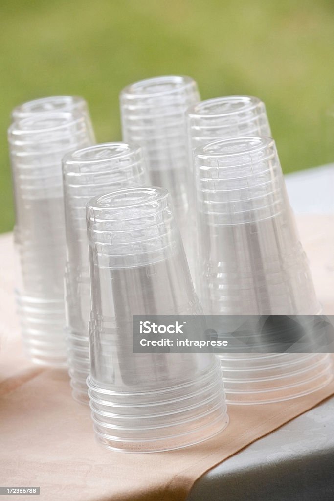 Pila di bicchieri di plastica - Foto stock royalty-free di Bicchiere di carta