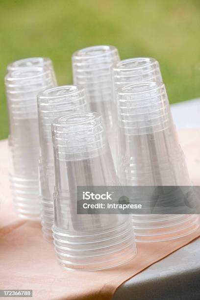 Pila Di Bicchieri Di Plastica - Fotografie stock e altre immagini di Bicchiere di carta - Bicchiere di carta, Catasta, Trasparente