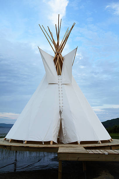 最初の国テント-北米ます。 - wigwam tent north american tribal culture indigenous culture ストックフォトと画像