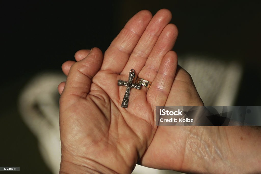 Manos sosteniendo una cruz - Foto de stock de Anticuado libre de derechos