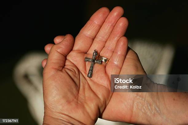 Manos Sosteniendo Una Cruz Foto de stock y más banco de imágenes de Anticuado - Anticuado, Conceptos, Confianza