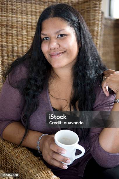 Giovane Donna Asiatica Indiana Rilassarsi Nel Coffee Shop - Fotografie stock e altre immagini di Adolescenza