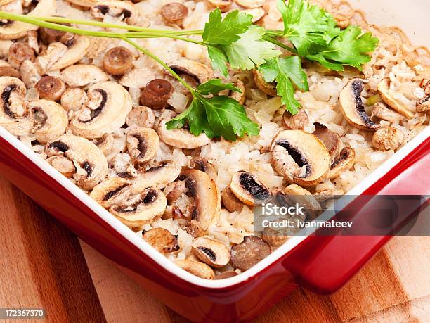 Arroz E Cogumelos Caçarola - Fotografias de stock e mais imagens de Arroz - Alimento Básico - Arroz - Alimento Básico, Assado no Forno, Caçarola