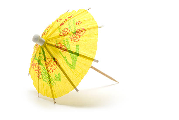 papier jaune ombrelle de cocktail - drink umbrella umbrella drink isolated photos et images de collection