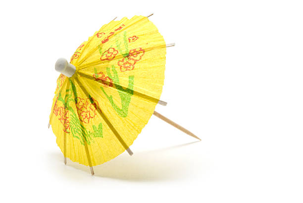 żółty papier koktajl parasol - drink umbrella umbrella nobody parasol zdjęcia i obrazy z banku zdjęć