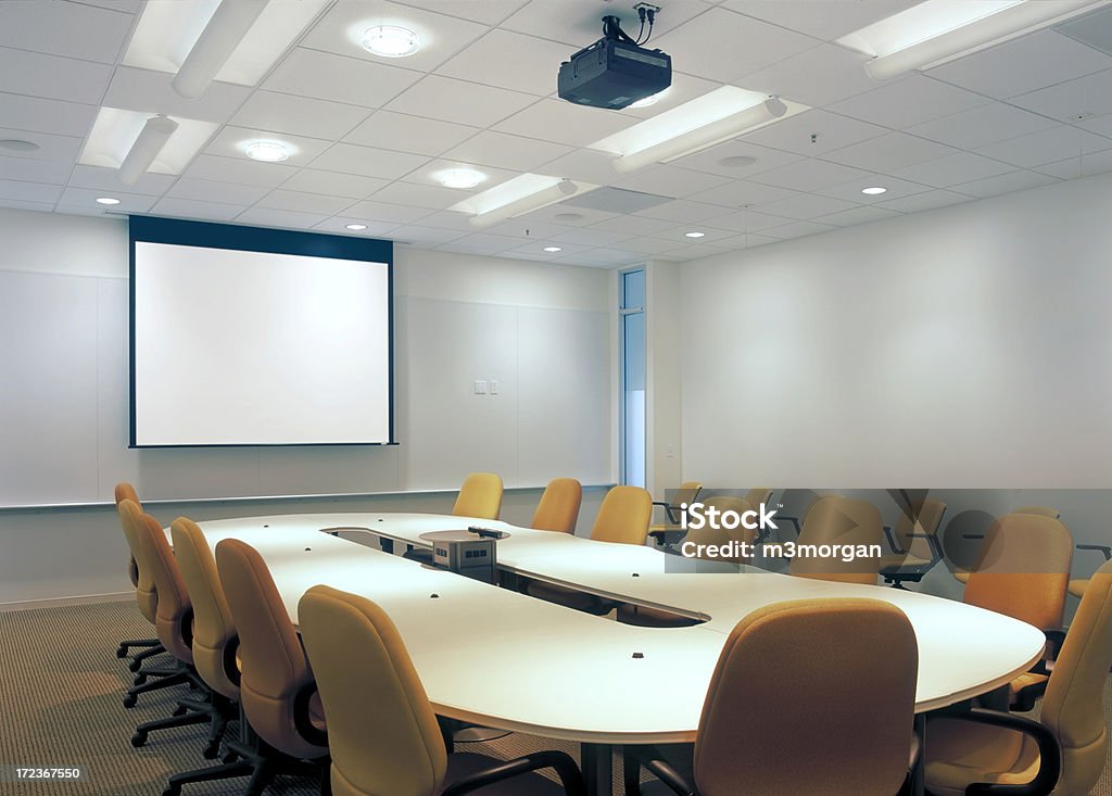 Sala de conferencias con proyector de pantalla - Foto de stock de Mesa negociadora libre de derechos