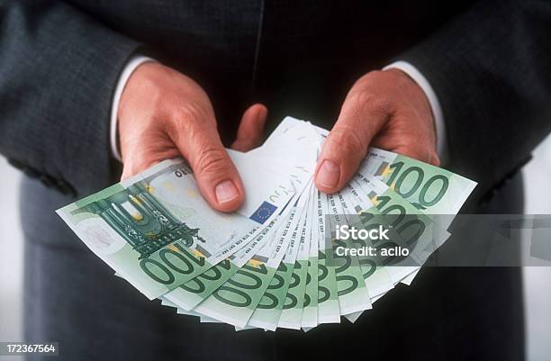 Uomo Daffari Tiene Banconote Da 100 Euro - Fotografie stock e altre immagini di Adulto - Adulto, Adulto di mezza età, Affari