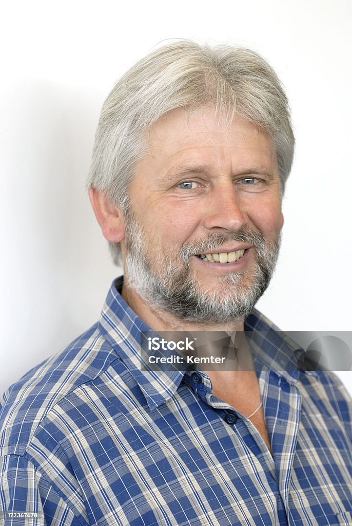 Hombre sonriente con el pelo gris - Foto de stock de 50-59 años libre de derechos
