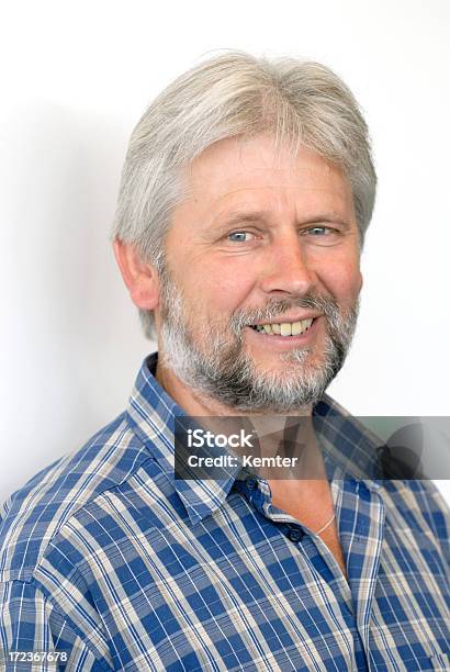 Hombre Sonriente Con El Pelo Gris Foto de stock y más banco de imágenes de 50-59 años - 50-59 años, 60-69 años, A cuadros