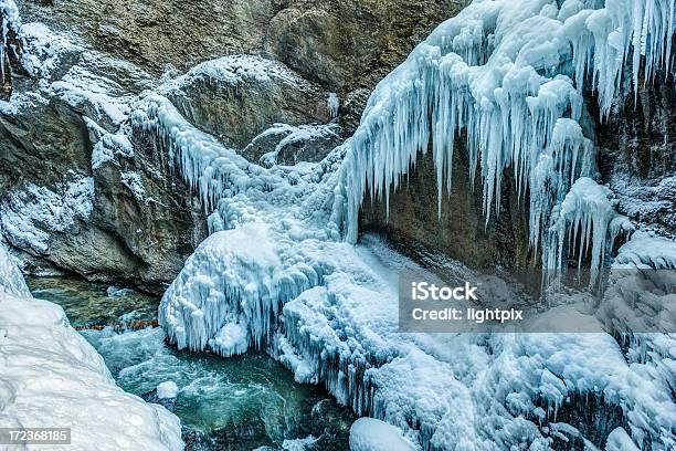 Congelarse Foto de stock y más banco de imágenes de Agua - Agua, Barranco, Carámbano