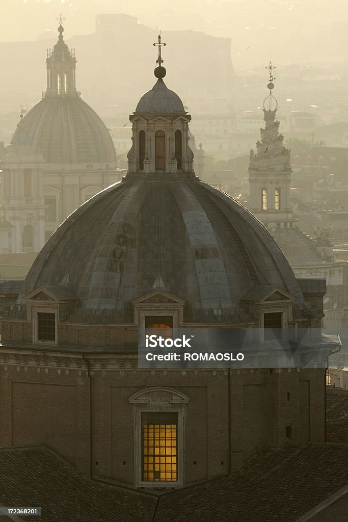 Roman vista al atardecer con iglesia cupolas and towers - Foto de stock de Anochecer libre de derechos