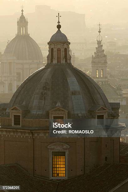 Roman Vista Al Crepuscolo Con Cupole Della Chiesa E Towers - Fotografie stock e altre immagini di Imbrunire