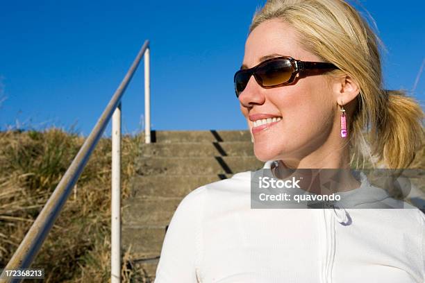 Capelli Biondi Donna Giovane Sorridente Ritratto Su Giornata Di Sole Spazio Di Copia - Fotografie stock e altre immagini di Beautiful Woman