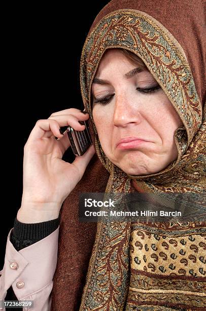 Muslimische Frau Redet Mit Handy Stockfoto und mehr Bilder von Abaja - Kleidung - Abaja - Kleidung, Am Telefon, Arabeske